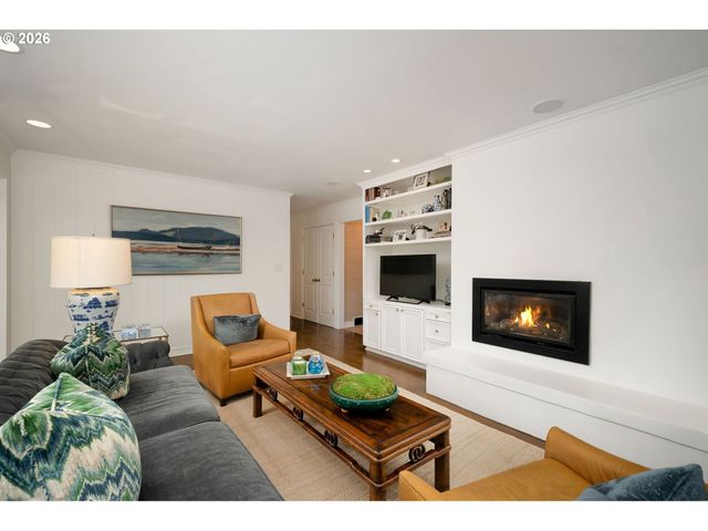 722 Sw WESTWOOD Dr, Portland, OR 97239