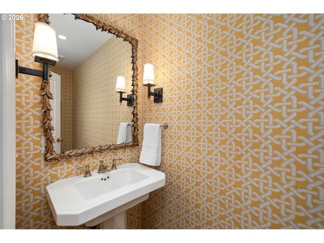 722 Sw WESTWOOD Dr, Portland, OR 97239