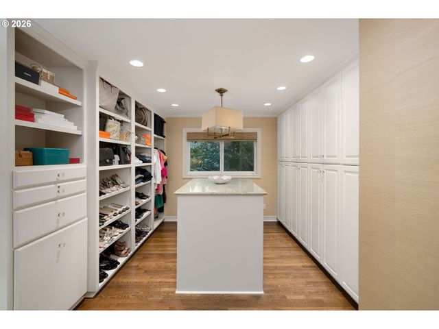 722 Sw WESTWOOD Dr, Portland, OR 97239