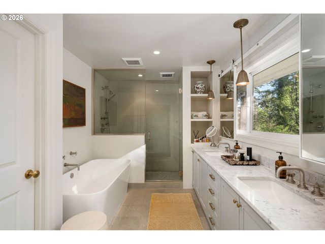 722 Sw WESTWOOD Dr, Portland, OR 97239