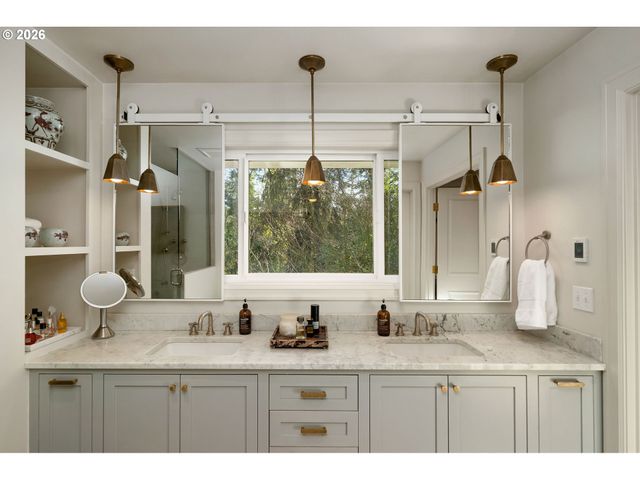 722 Sw WESTWOOD Dr, Portland, OR 97239