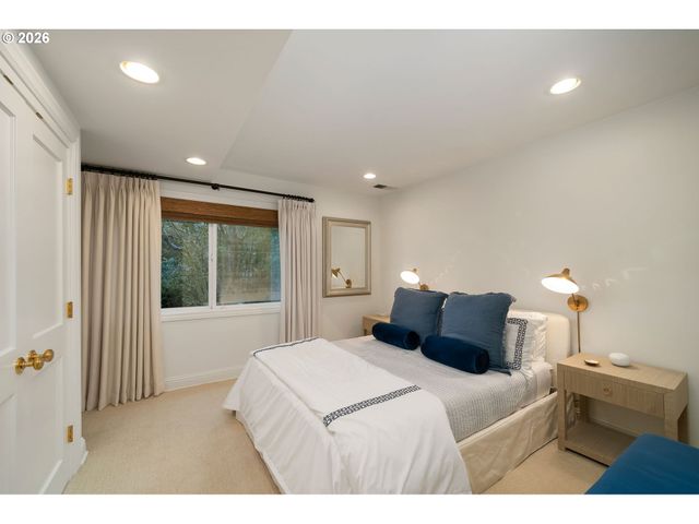 722 Sw WESTWOOD Dr, Portland, OR 97239