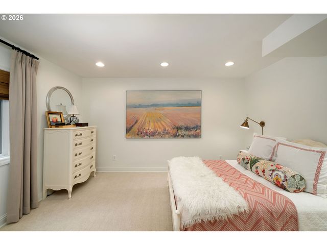 722 Sw WESTWOOD Dr, Portland, OR 97239