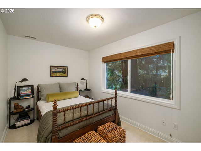 722 Sw WESTWOOD Dr, Portland, OR 97239