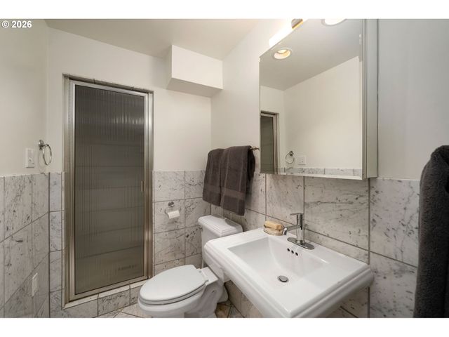 722 Sw WESTWOOD Dr, Portland, OR 97239