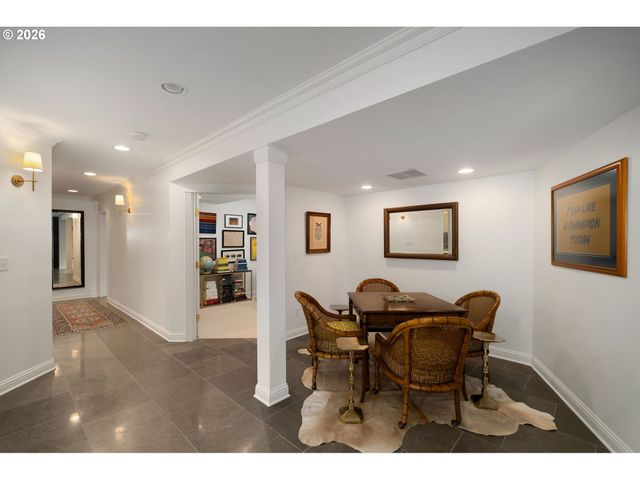 722 Sw WESTWOOD Dr, Portland, OR 97239