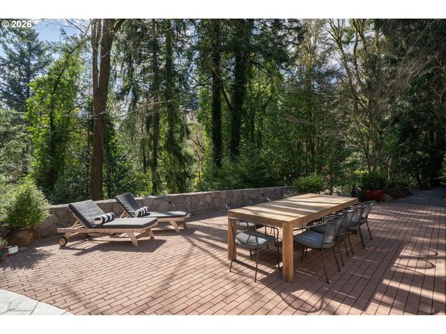 722 Sw WESTWOOD Dr, Portland, OR 97239