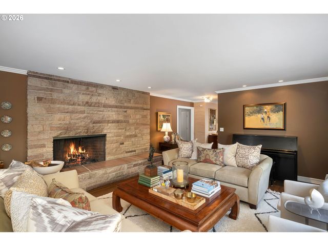 722 Sw WESTWOOD Dr, Portland, OR 97239