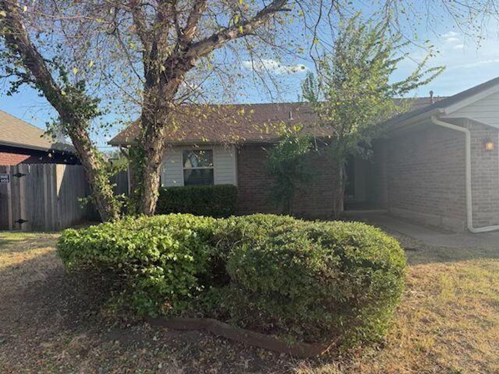 1004 SW 11th Street, Moore, OK 73160