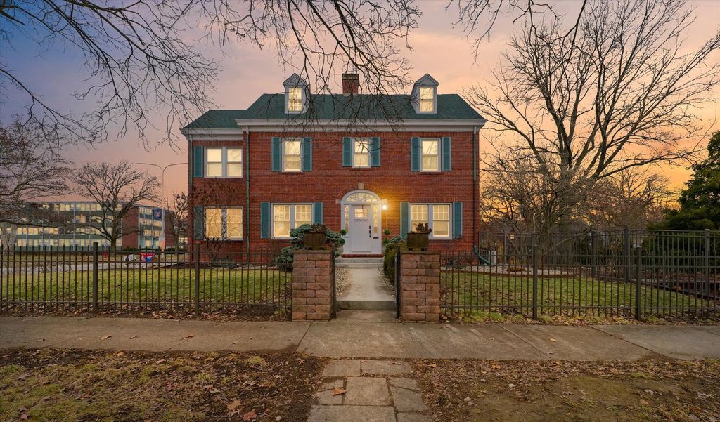 812 W Delaware Avenue, Urbana, IL 61801