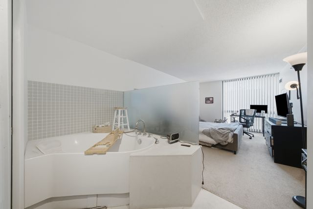 70 W HURON Street 502, Chicago, IL 60654