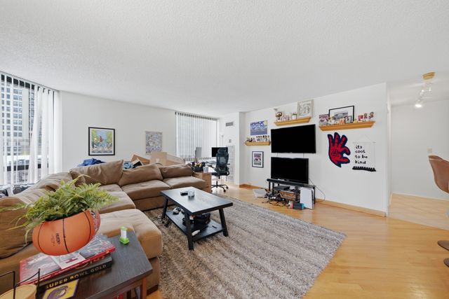 70 W HURON Street 502, Chicago, IL 60654