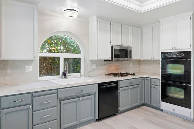 9260 Whittemore Dr, Elk Grove, CA 95624