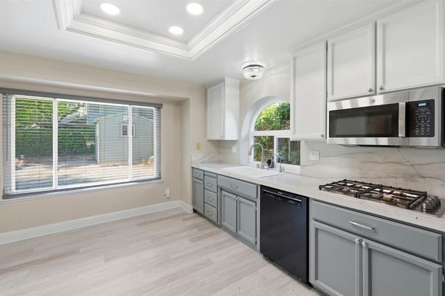 9260 Whittemore Dr, Elk Grove, CA 95624