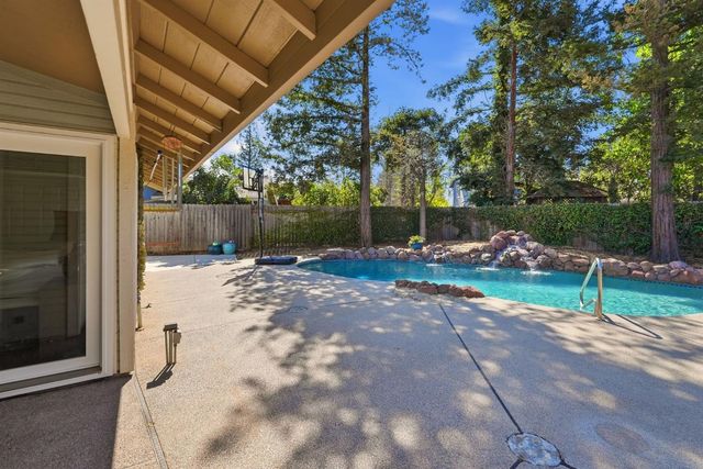 9260 Whittemore Dr, Elk Grove, CA 95624