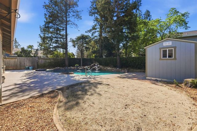 9260 Whittemore Dr, Elk Grove, CA 95624