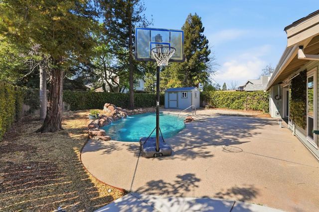 9260 Whittemore Dr, Elk Grove, CA 95624