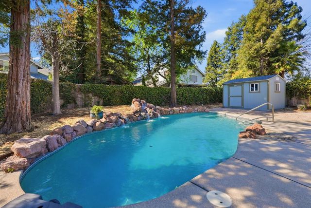 9260 Whittemore Dr, Elk Grove, CA 95624