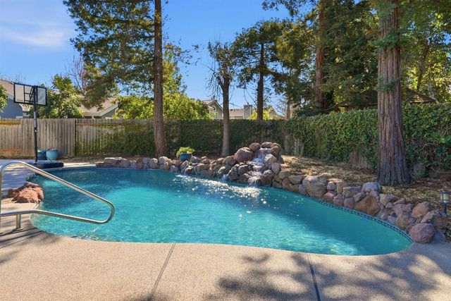 9260 Whittemore Dr, Elk Grove, CA 95624