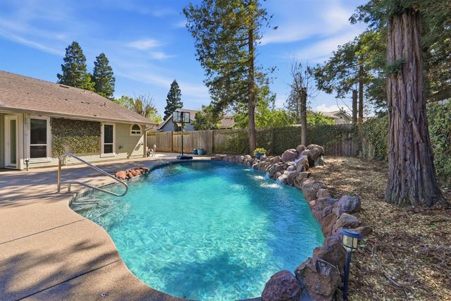 9260 Whittemore Dr, Elk Grove, CA 95624