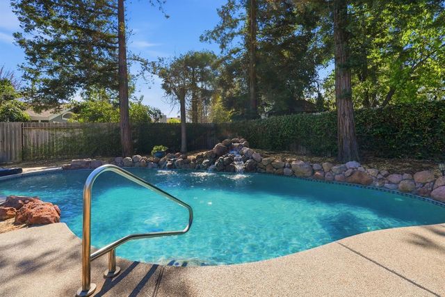 9260 Whittemore Dr, Elk Grove, CA 95624