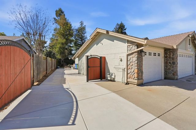 9260 Whittemore Dr, Elk Grove, CA 95624
