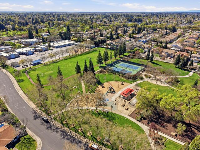 9260 Whittemore Dr, Elk Grove, CA 95624