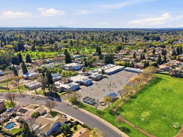 9260 Whittemore Dr, Elk Grove, CA 95624