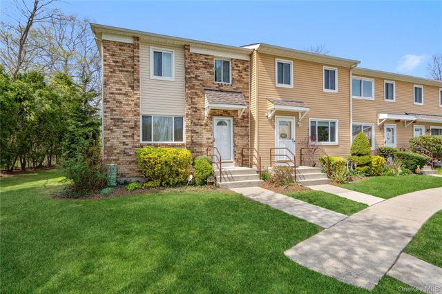 3 Town House Drive, Massapequa Park, NY 11762