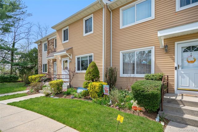 3 Town House Drive, Massapequa Park, NY 11762