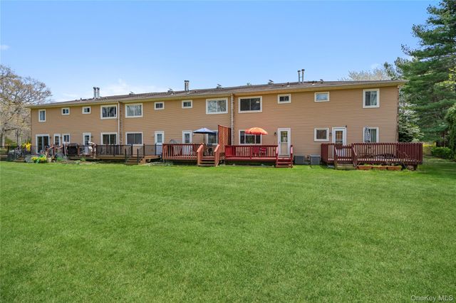 3 Town House Drive, Massapequa Park, NY 11762