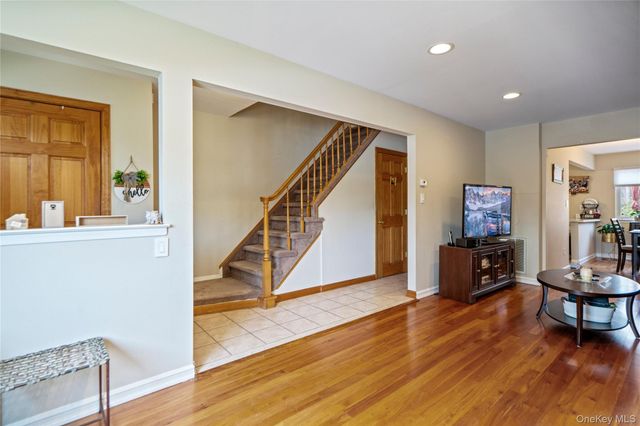 3 Town House Drive, Massapequa Park, NY 11762
