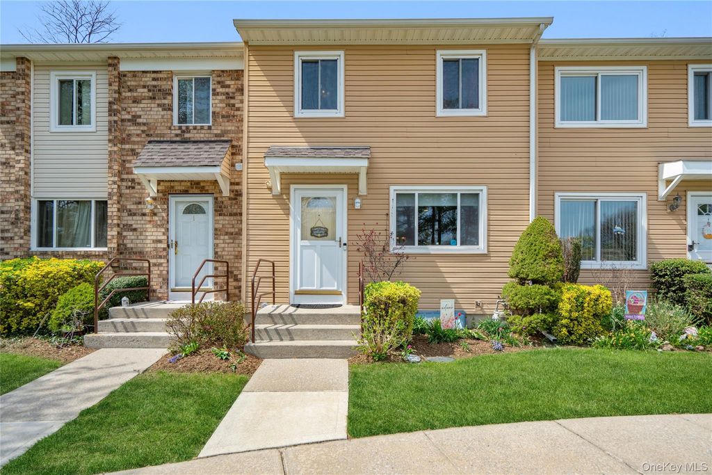 3 Town House Drive, Massapequa Park, NY 11762