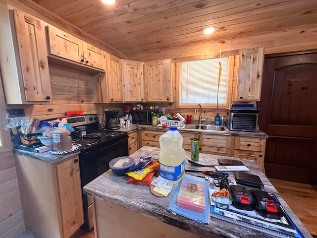 3001 Dryhill Road, Hyden, KY 41749