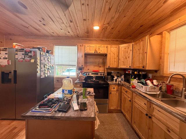 3001 Dryhill Road, Hyden, KY 41749