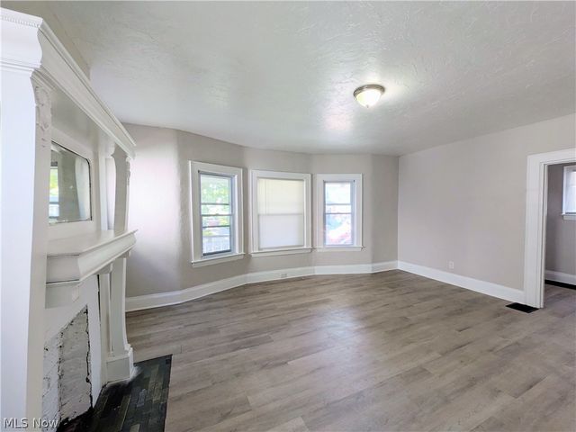 10721 Columbia Avenue, Cleveland, OH 44108