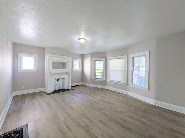 10721 Columbia Avenue, Cleveland, OH 44108