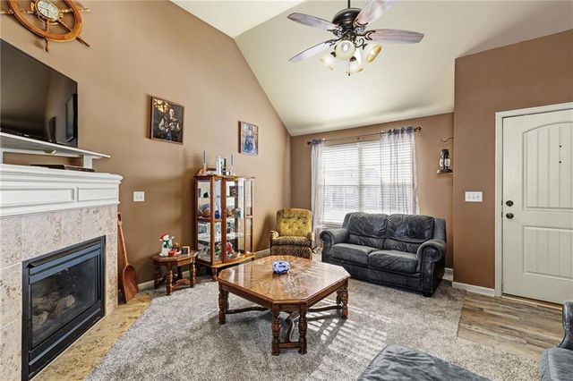 300 NE 192nd Terrace, Smithville, MO 64089