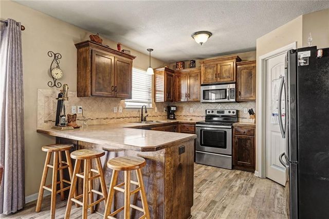 300 NE 192nd Terrace, Smithville, MO 64089