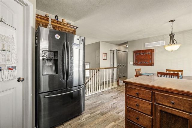 300 NE 192nd Terrace, Smithville, MO 64089