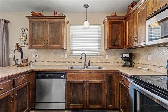 300 NE 192nd Terrace, Smithville, MO 64089