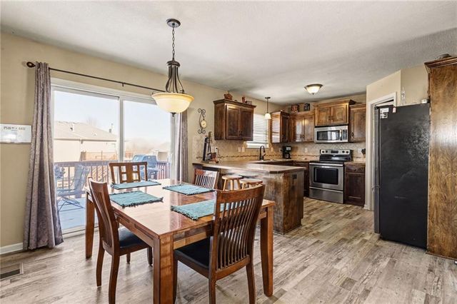 300 NE 192nd Terrace, Smithville, MO 64089