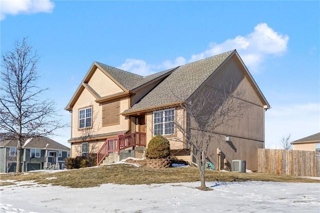 300 NE 192nd Terrace, Smithville, MO 64089