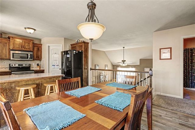 300 NE 192nd Terrace, Smithville, MO 64089