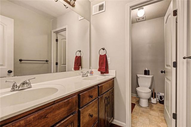 300 NE 192nd Terrace, Smithville, MO 64089