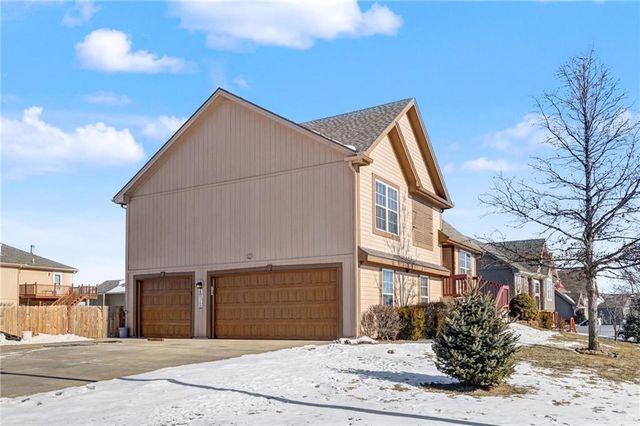 300 NE 192nd Terrace, Smithville, MO 64089