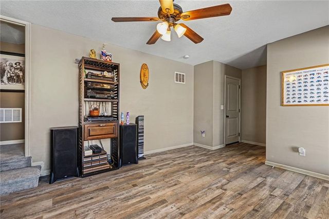 300 NE 192nd Terrace, Smithville, MO 64089