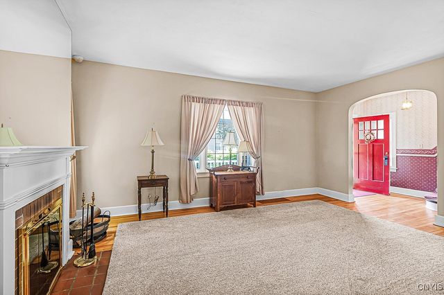 17 Brookline Dr, Utica, NY 13501