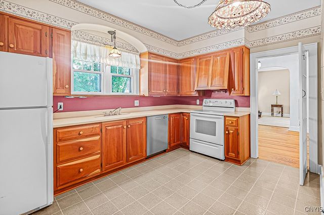 17 Brookline Dr, Utica, NY 13501