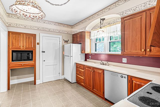 17 Brookline Dr, Utica, NY 13501